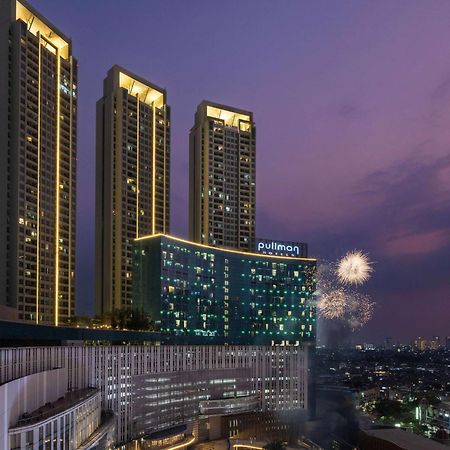 Pullman Jakarta Central Park Esterno foto The hotel at night