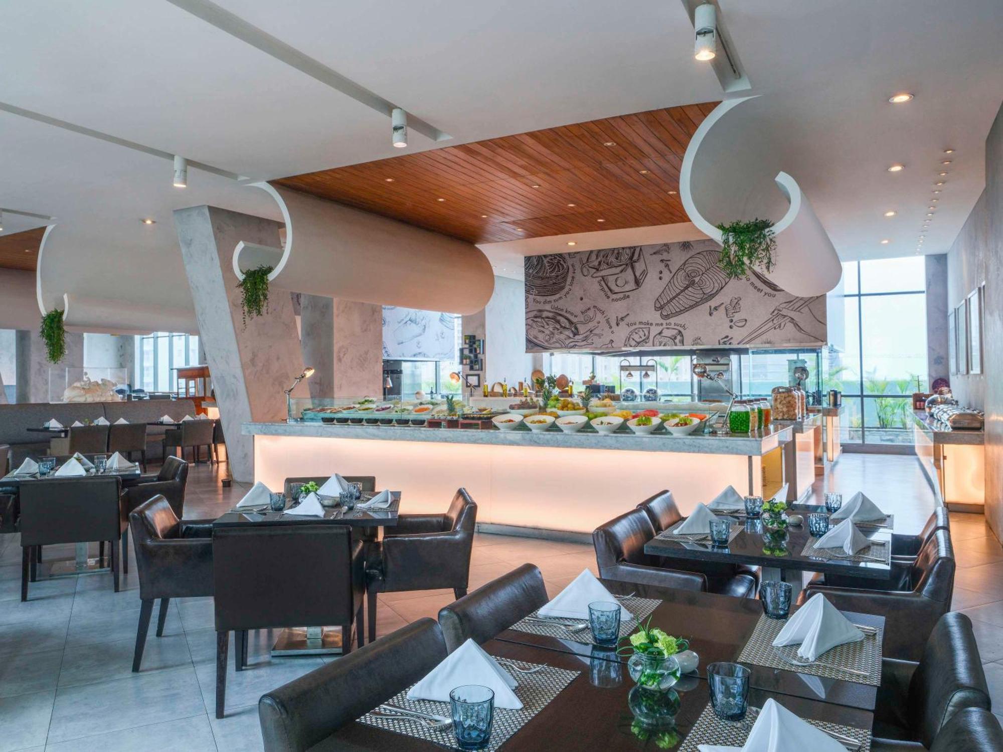 Pullman Jakarta Central Park Esterno foto The Club Lounge at the airport