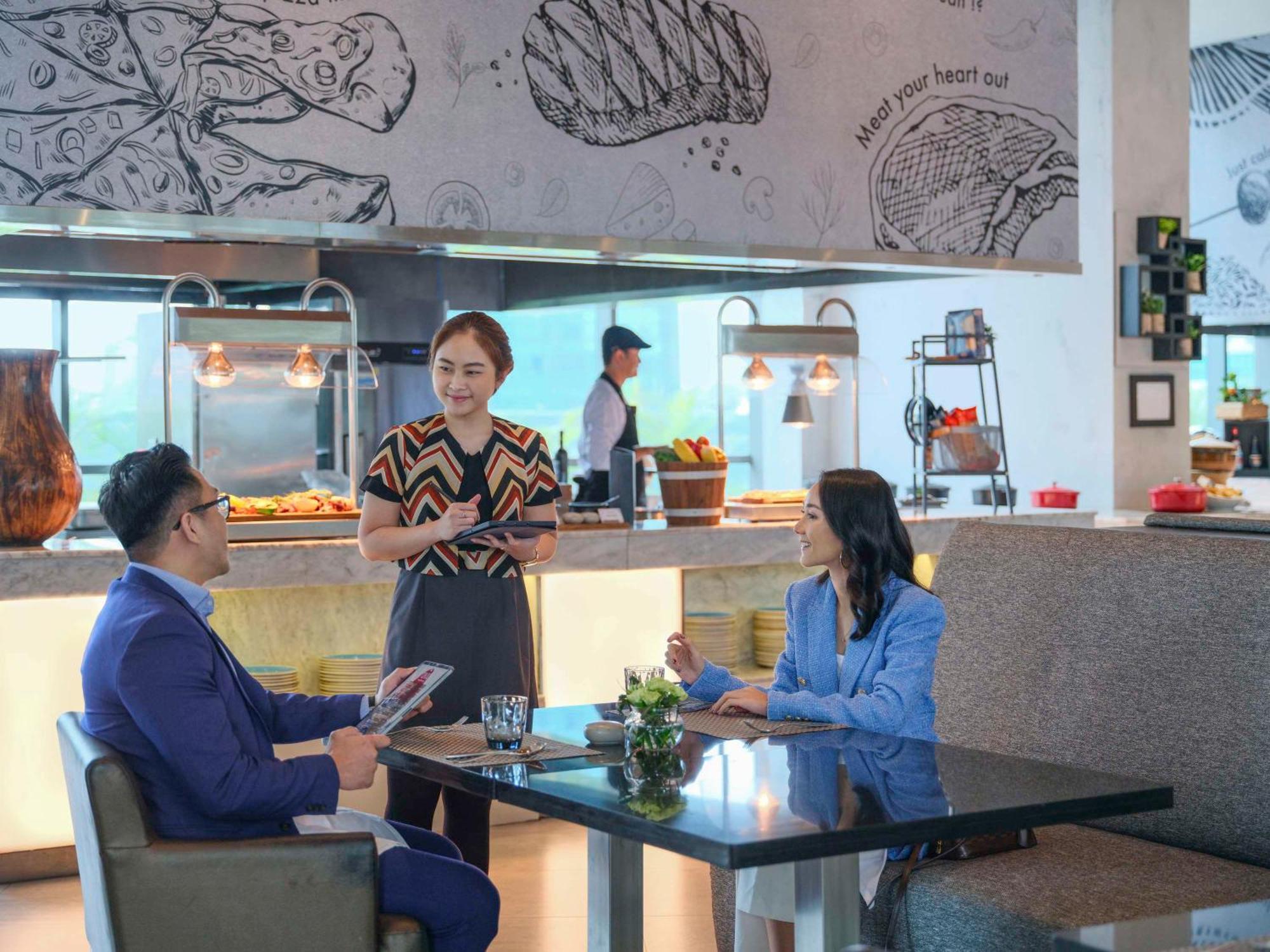 Pullman Jakarta Central Park Esterno foto A restaurant in a hotel