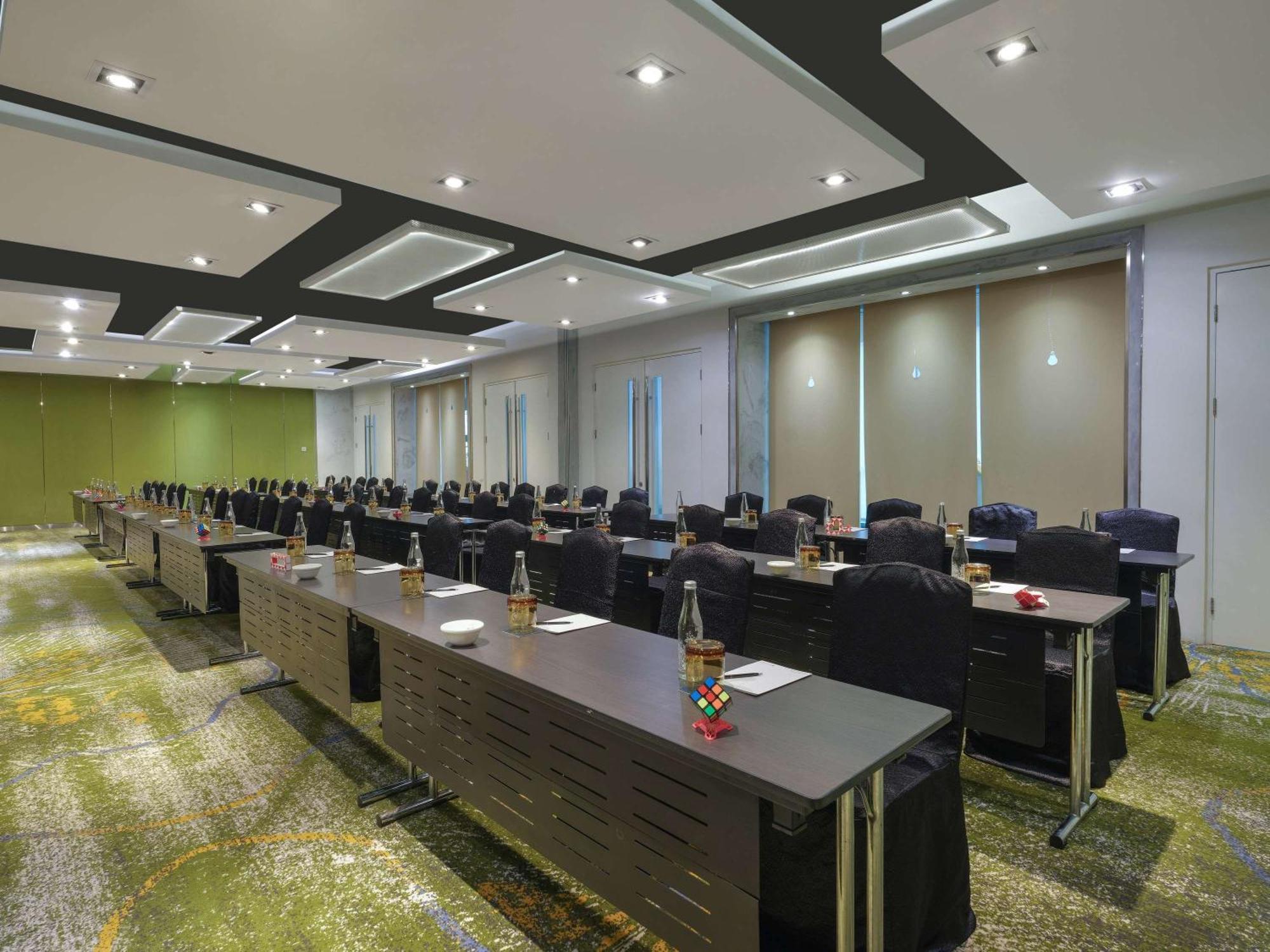 Pullman Jakarta Central Park Esterno foto Meeting room