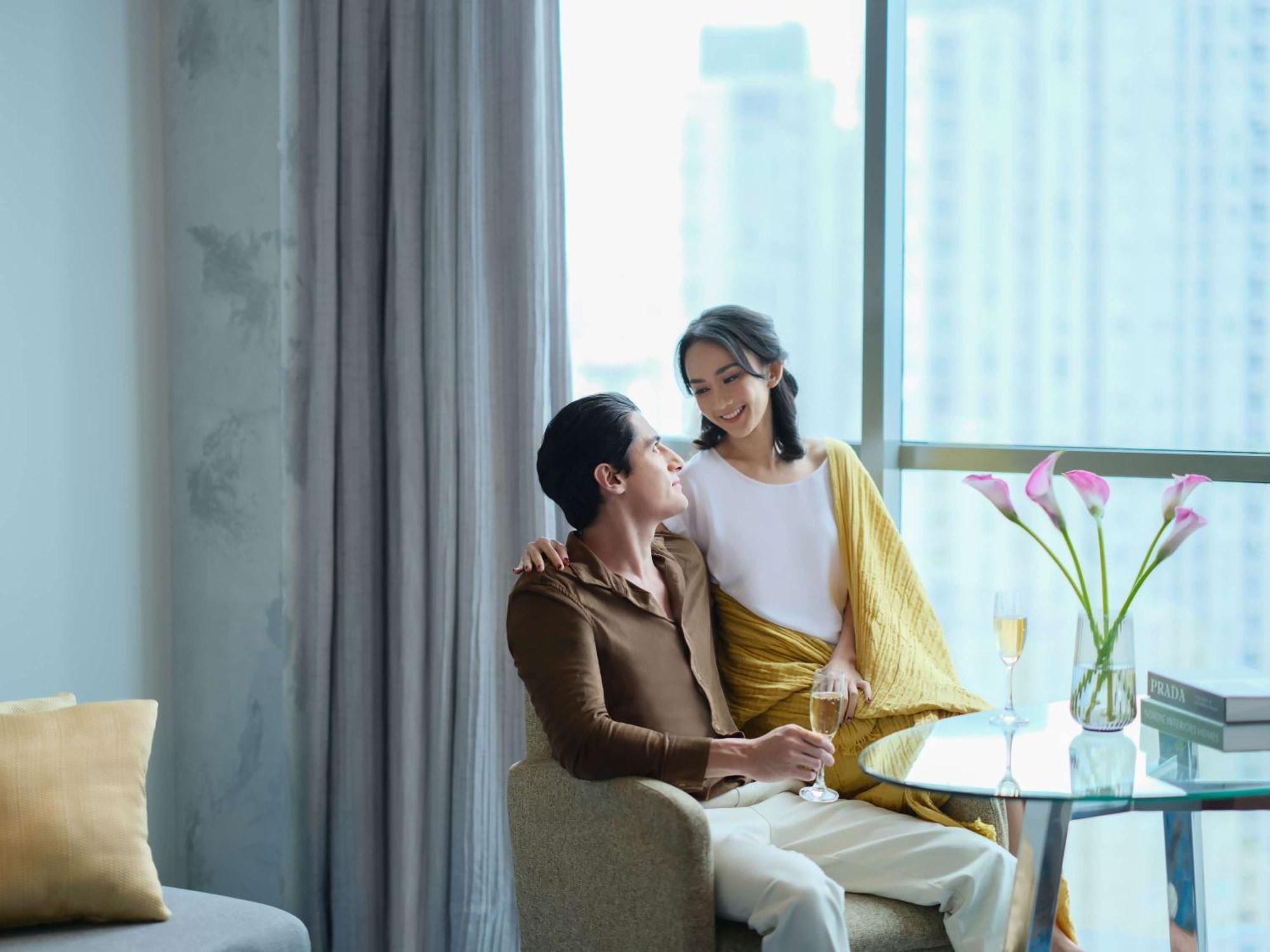 Pullman Jakarta Central Park Esterno foto A couple in a hotel room