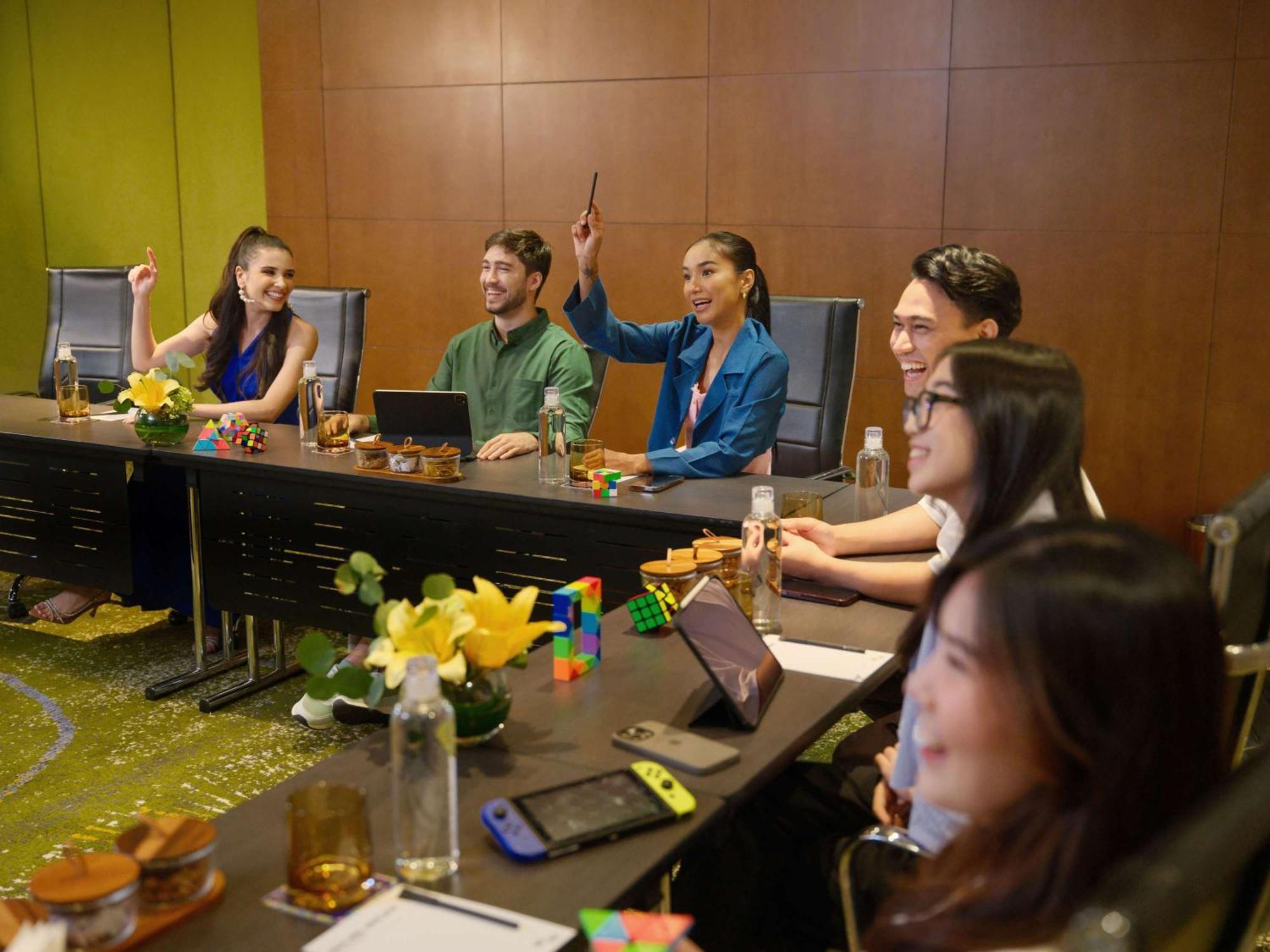 Pullman Jakarta Central Park Esterno foto The cast of The Gifted at the 2019 WonderCon