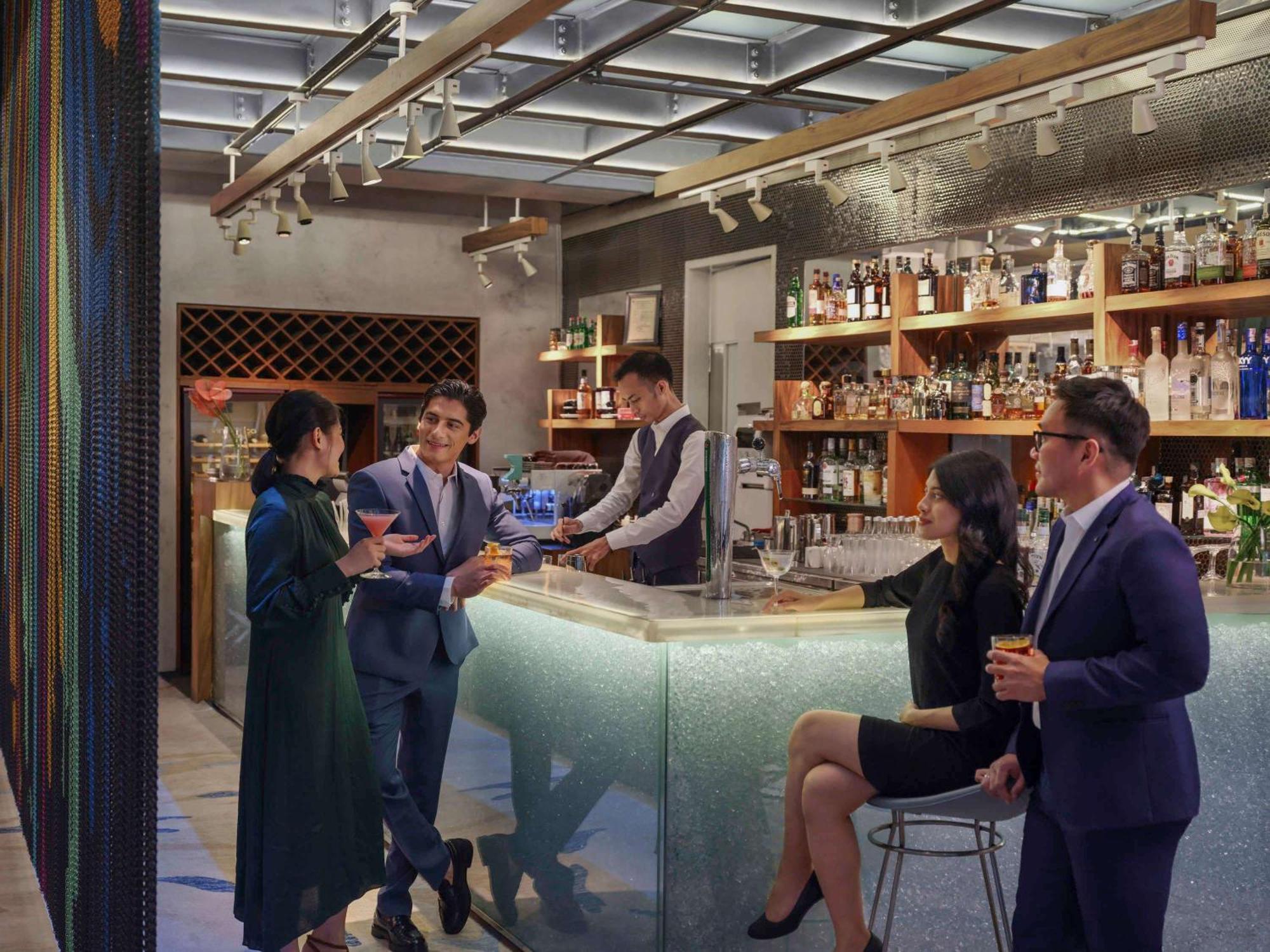 Pullman Jakarta Central Park Esterno foto The bar at the lounge