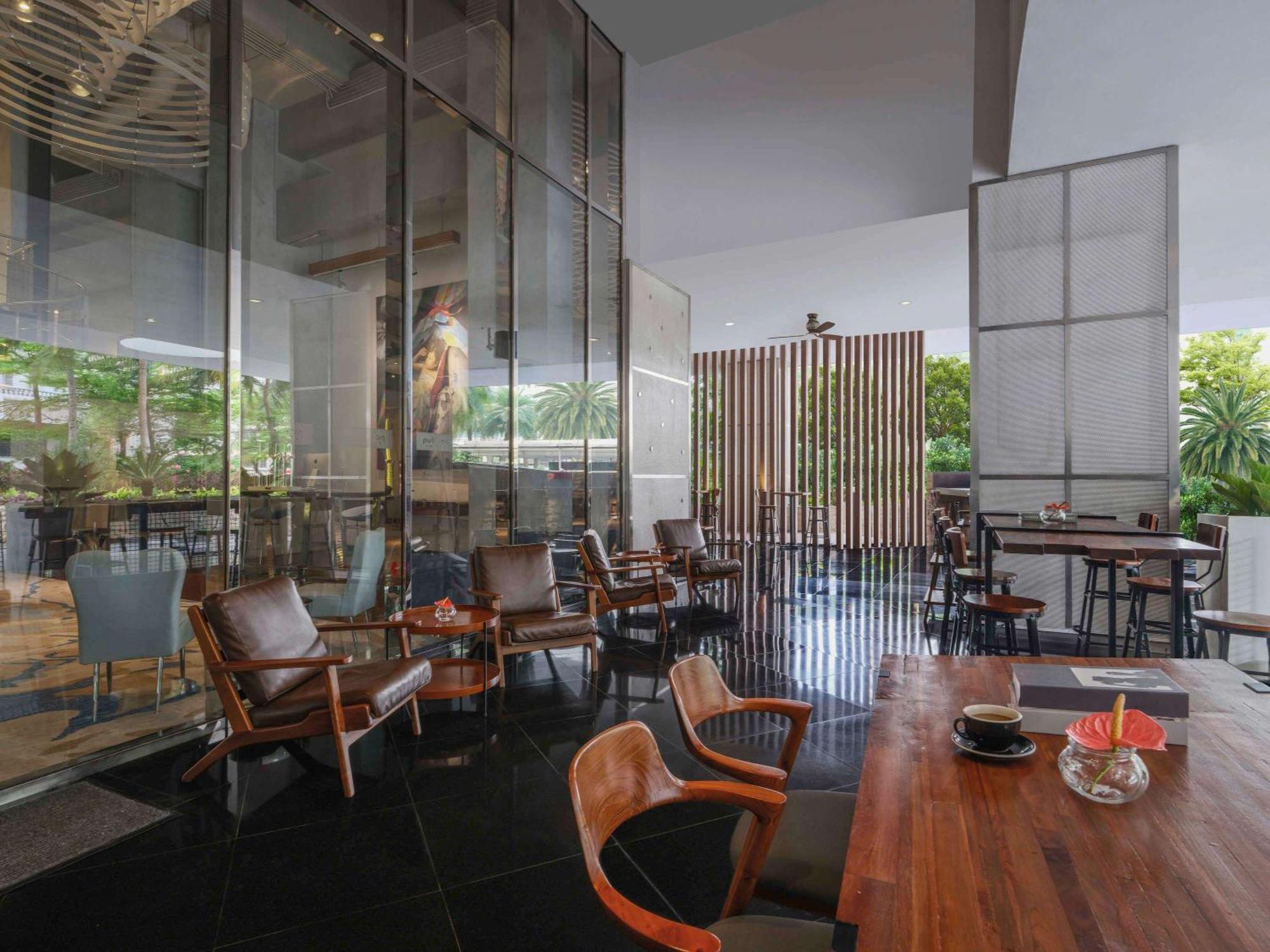 Pullman Jakarta Central Park Esterno foto The interior of a Starbucks Reserve store in Shanghai, China