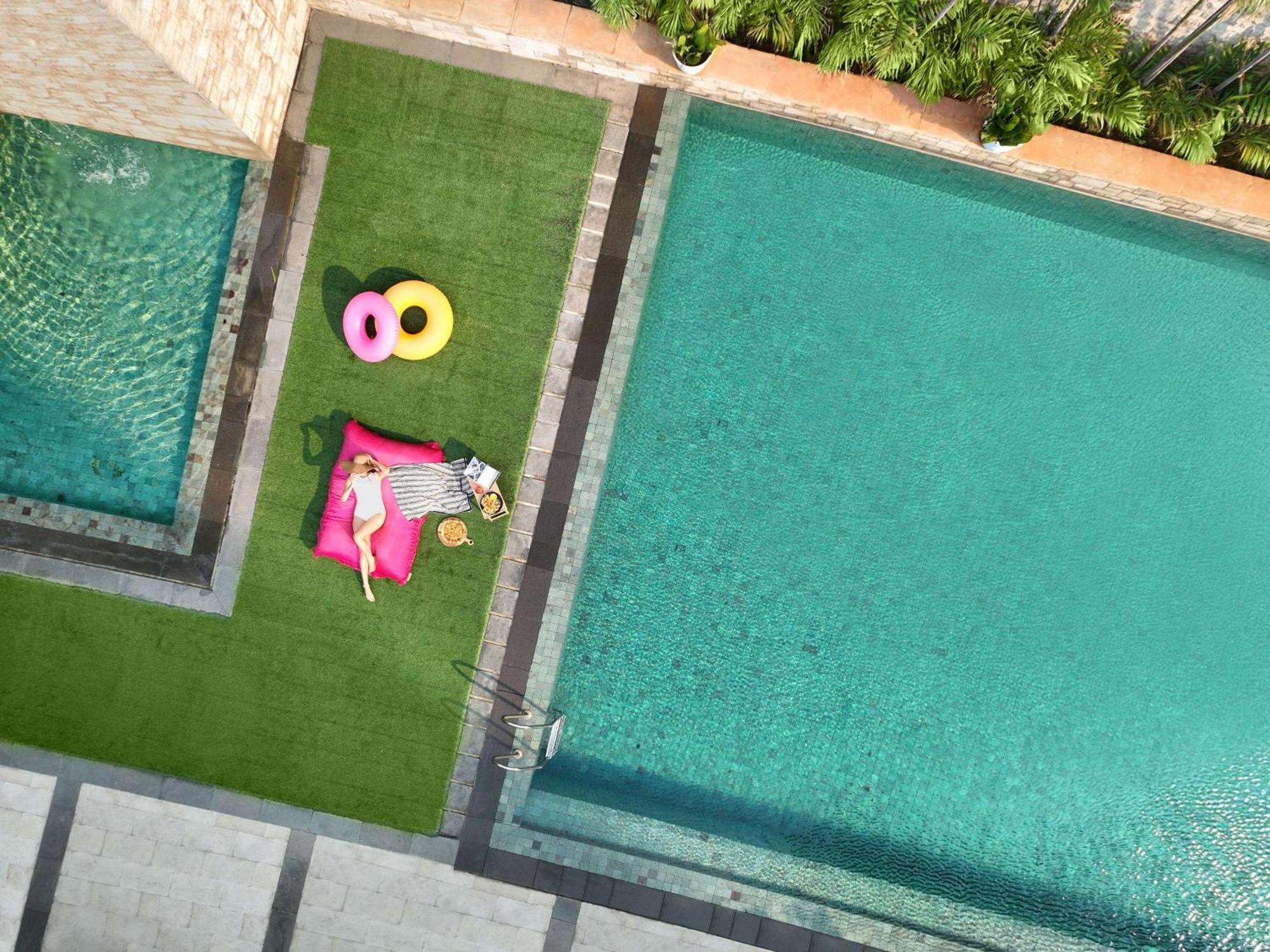 Pullman Jakarta Central Park Esterno foto Artificial grass for landscaping