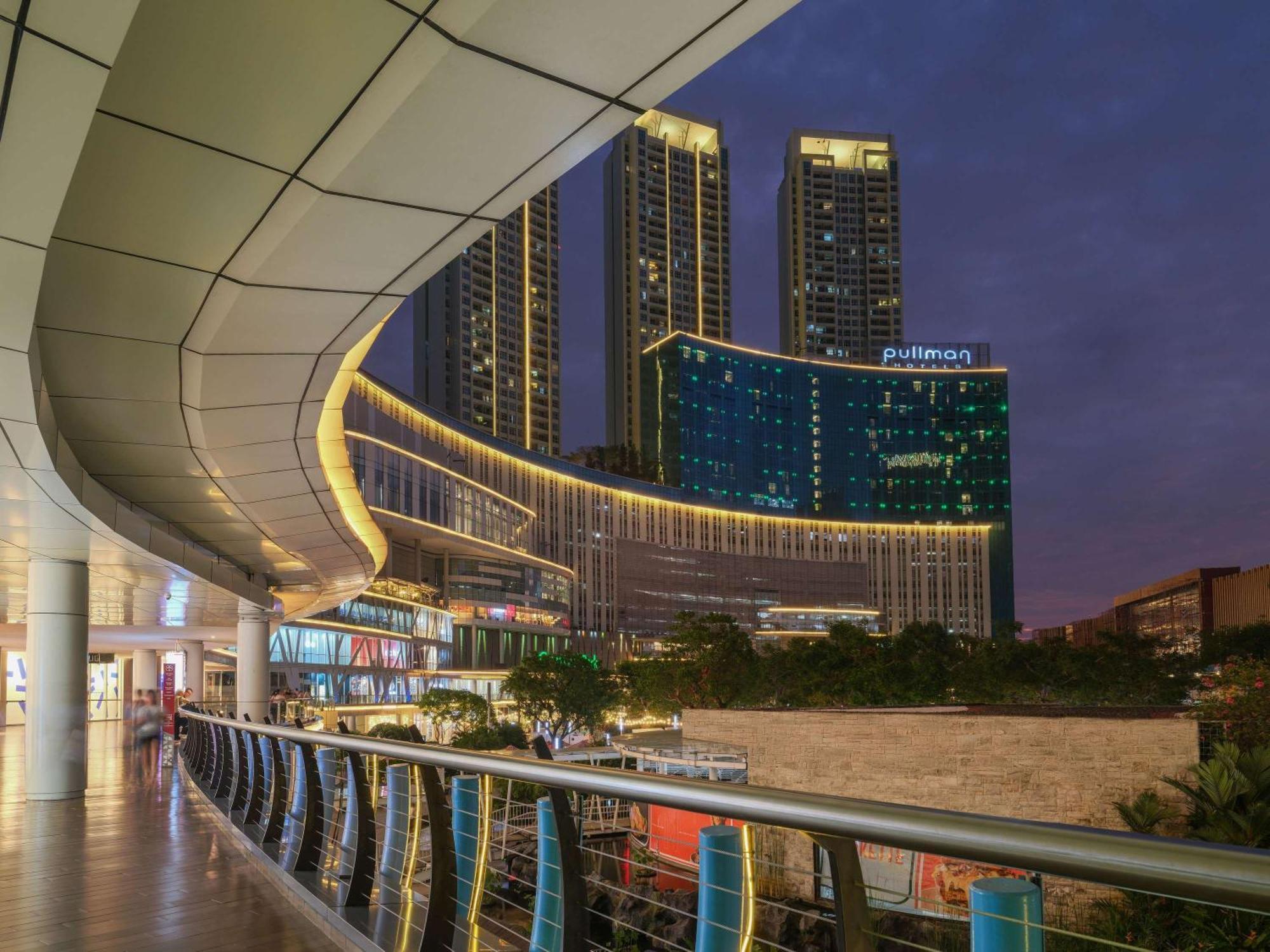 Pullman Jakarta Central Park Esterno foto The hotel at night