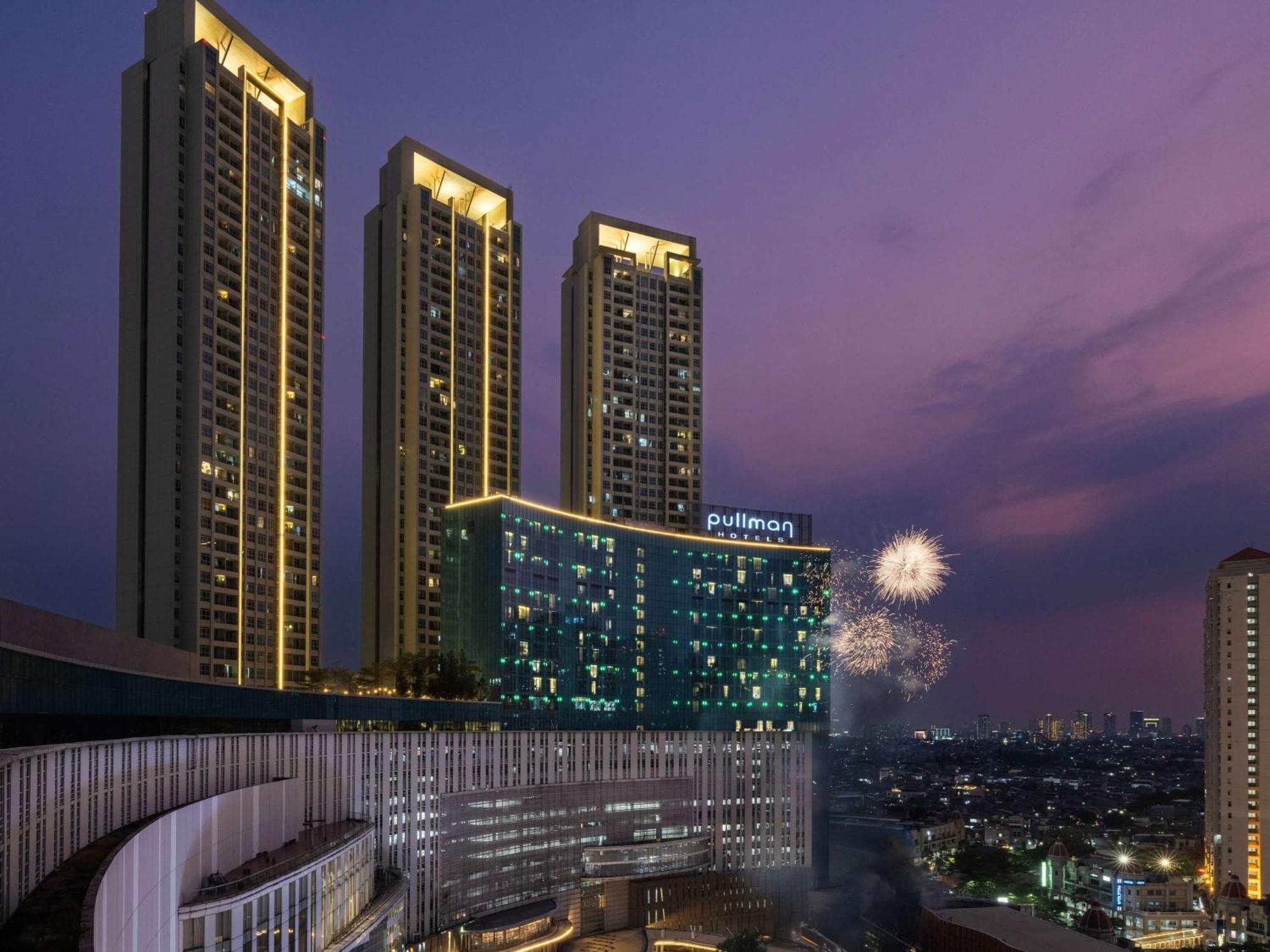 Pullman Jakarta Central Park Esterno foto The hotel at night