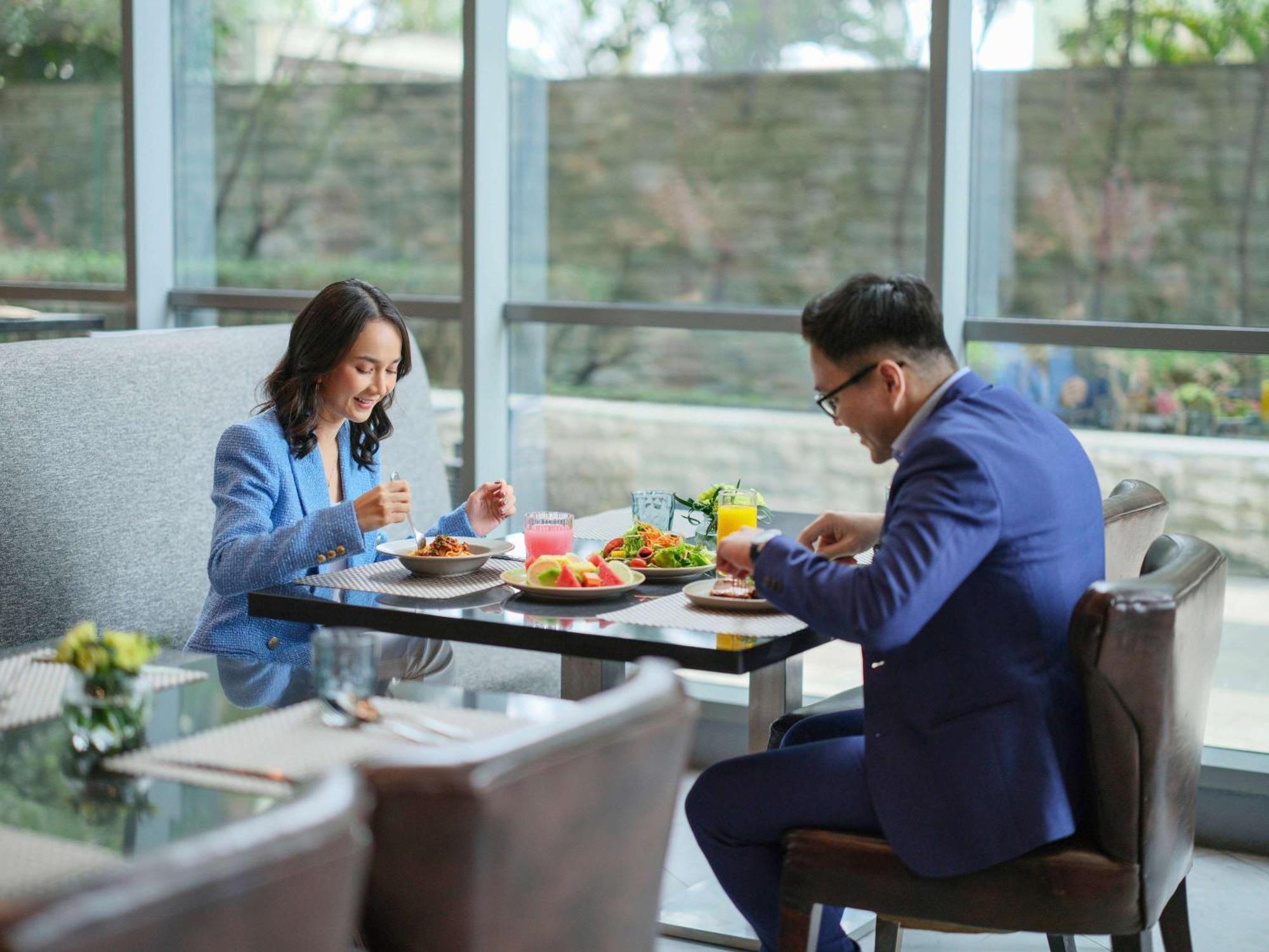 Pullman Jakarta Central Park Esterno foto A couple eating at a restaurant